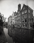 813912 Gezicht over de Oudegracht en op de achtergevels van de panden Donkere Gaard 13-lager te Utrecht met op de ...